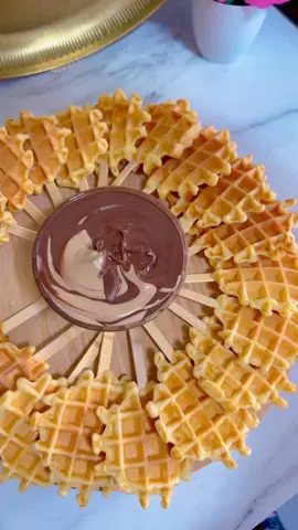 Une recette de gaufres, sans beurre, hyper moelleuses et hyper facile et rapide Pour une dizaine de sucette: - 2 œufs - 200 g de farine - 240 g de yahourt grec - 1 de sachet de levure chimique - vanille liquide • Mélanger tous les ingrédients ensemble • Huiler votre gaufrier et déposer une louche de pâte par gaufre • Cuire 3|4 minutes • C'est prêt! #gaufres #partagestesrecettes #partagederecettes #partagetesrecettes #instafood#recette #recettefacile 