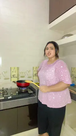 রান্না করতে করতে বন্ধুর সাথে ভিডিও কলে কথা বলছি আর দুষ্টুমি করছি।😁 #putulpori3  #bangladesh 