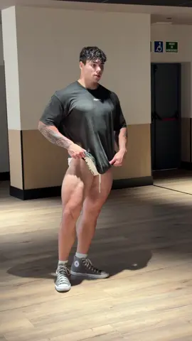 para que tus piernas mejoren ✌🏻 codigo andoni en youngla y myprotein <3 . #gym #gymmotivation #gimnasio #aesthetic #goals #body #bodybuilding #fisico #aesthetic #posing #biceps #muscle #fitnessmotivation #Fitness #fit #motivation #transformation #transformacion #GlowUp #humor