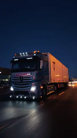 Cargo moving through the city lights #mercedes #truck #rekka #night #city 