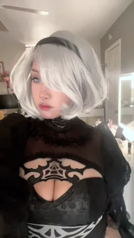 my 2B cosplay 🤍 ((I’m really trying to post more on here so don’t mind me)) #2b #nierautomata #cosplayer #cosplay #videogame #foryoupage #fyp 