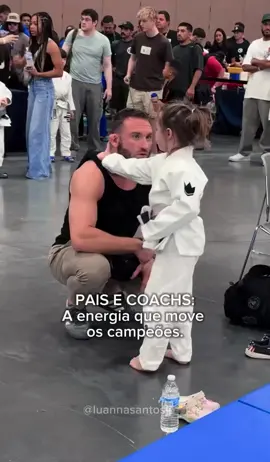 🥹🤏🏻 @Luanna Santos  ・・・ Minha parte preferida dos campeonatos KIDS: Ver os pais e coachs trabalhando com suas crianças! Verdadeiros líderes! Servindo a próxima geração 🥇🔥 . . . . . #jiujitsu #bjjlifestyle #bjj 