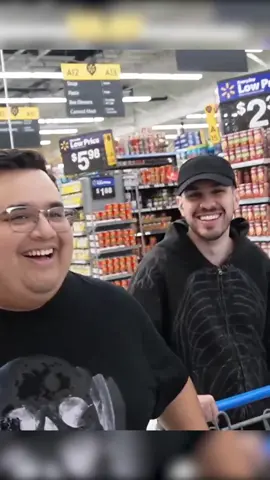 Esos 4 en la tienda de elded @JuanSGuarnizo @Charlitoss @BarcaGamer #elded #humor 