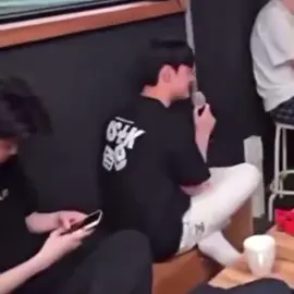 Top1 cách làm thân nhanh nhất của tổ đội GEN24 đó là zô karaoke vài bài, em hát anh khen hay là thân nhanh lắm =)))) #peyz #chovy #lehends #canyon #geng 