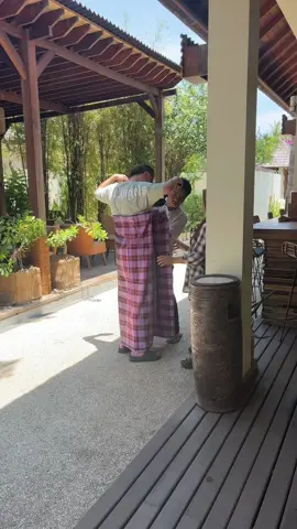 Antara kekecilan sarung atau kebesaran badanya,selamat jumatan om bule masyallah👳🏻‍♀️