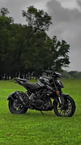 Black beauty.....#Gen2duke #foryou #viral #bikers_community #moto_lover_RK #newtrendingvideo #viralbikevideos #Duke39T 