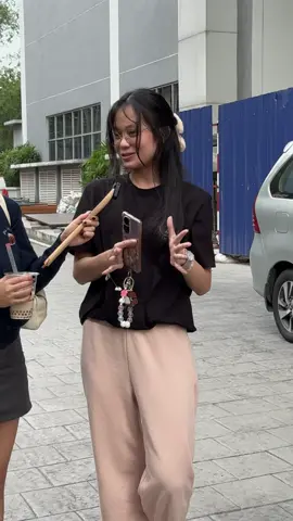 🇲🇾她的世界是黑白色的🌍❓好大的误会🌚 大家最期待的“我有茶,你有故事吗?”来到UTAR咯!!! 这次来给你们分享一个听似荒谬, 解释起来却头头是道的误解吧😂🌚 #我有茶你有故事嗎 #大学生 #街訪拍攝 #街头访问系列 #streetinterview #university #universityseries #utar