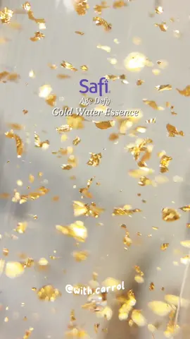 serum anti-aging yang ada emasnya?!😳😳 iyaa beneran ini ada gold flakesnya loh, premium banget ga tuhh. Gold water essence ini membantu melembabkan & mencerahkan kulit, dan karena kerjanya dari luar & dalam kulit jadi efektif banget kan kerjanya 😍 buruan deh kamu harus cobainn 💖 @safiindonesia #antiaging #serum #essence #antiagingserum #goldflakes #skincare #antiagingskincare #glowingskin #beauty #BeautyTok 