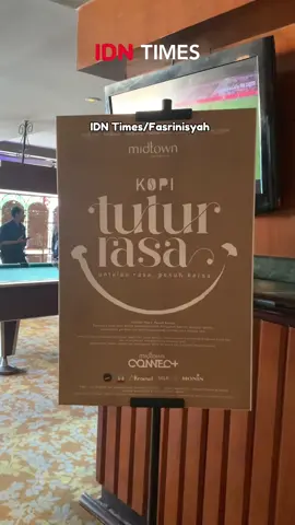 Sebuah jaringan hotel di Surabaya memiliki program bernama Kopi Tutur Rasa dan menggandeng barista Tuli. Mereka diajarkan cara membuat kopi kekinian yang nikmat dan melayani para customer dengan baik.  Seperti apa keseruan ngopi bareng barista Tuli? Simak video berikut ini! #idntimes #idntimesfood #tiktokfood #food #kopi #tuturrasa