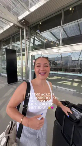 Her reaction is SO CUTE the instant crying🥹seeing my dad get emotional was beyond sweet🩷we’ve been wanting to surprise my family for so long now so this was a beyond special day for us🥹 #rosieandharry #travelvlog #surprise 