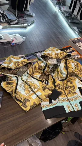 Khoác VƠSẠC sịn xò lên sóng cho ae thẩmmmm 😎😎😎 #fybシ #xuhuong #quầnáoquảngchâu #moingaymotoutfit 