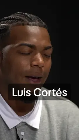 El valenciano @Luis Cortes se ha pasado por ídolos y nos dejó este ratito tan especial durante su entrevista.  #luiscortes #musica #musicaentiktok #musicaenespañol #flamenco #entrevista #entrevistasentiktok 