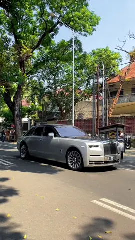 Mobil Ningrat Suspensinya Selembut Itu😍 #rollsroyce#rollsroycephantom#carspotting#carsoftiktok#cars#fyp#viral 