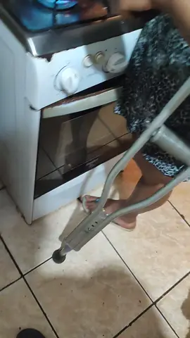 vendo que ela tá fazendo 😋  . . .#criadordeconteudo #familia #videos #forpage #humor  . . . .. #casamento #casaltiktok #viraltiktok #viraliza #muletas #amputee 