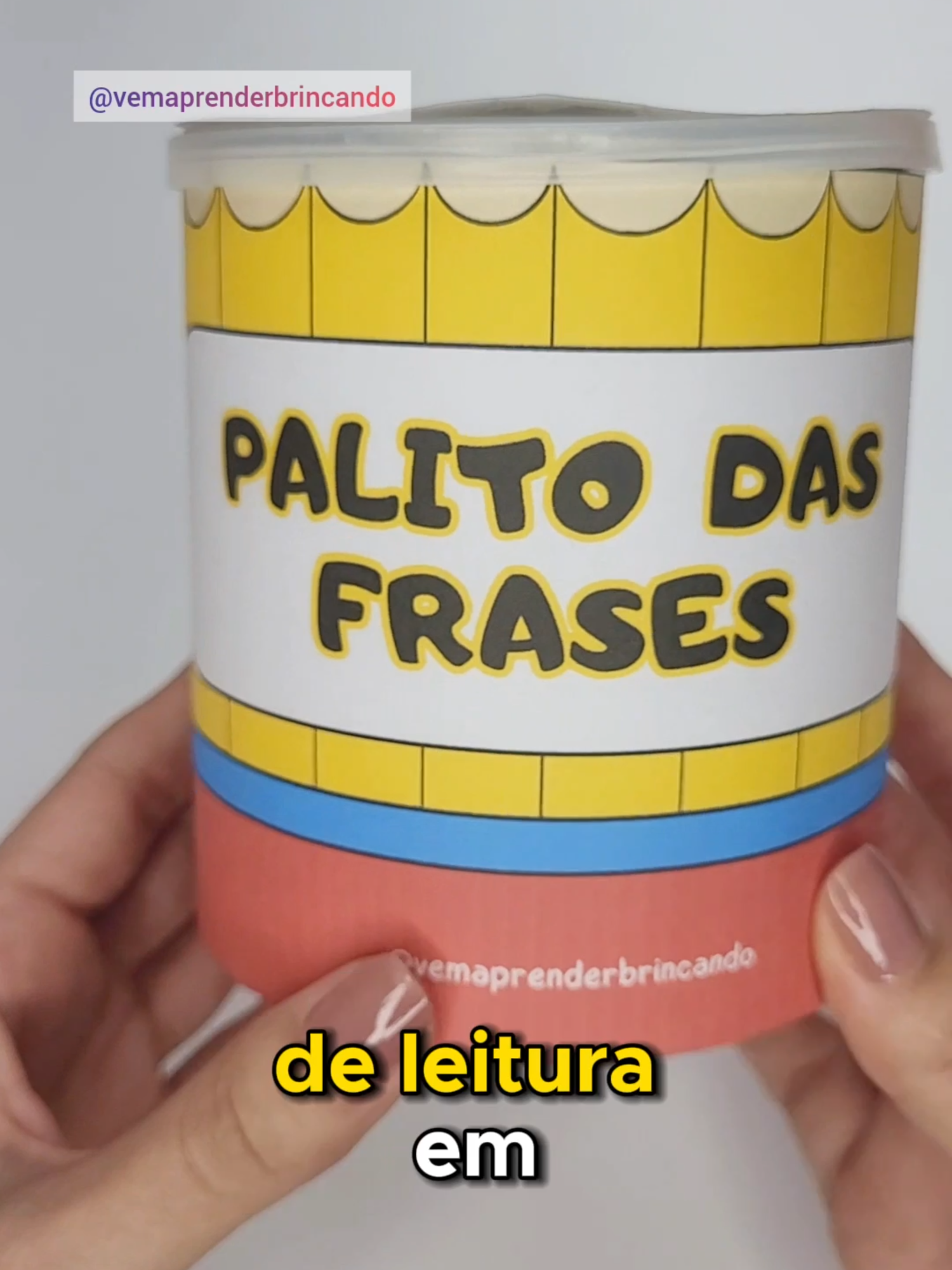 Palito das Frases ✨ Transforme a leitura em uma atividade DIVERTIDA e DINÂMICA para seus alunos! 😍 Conteúdo do material: ✅ 66 frases em letra bastão, imprensa e cursiva; ✅ Ilustrações em cada frase; ✅ Rótulo para lata de 400g e 800g; ✅ As frases estão no tamanho de um palito de picolé (11,3cm de largura x 1cm de altura); ✅ Material em PDF. 💰 Por apenas R$12,90 👉 Para adquirir acesse o link da BIO @vemaprenderbrincando ou comente 
