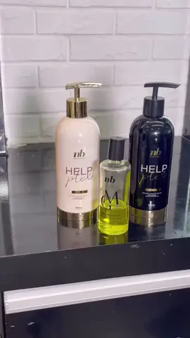 Essa é uma das etapas mais importantes: a estabilização do pH! Para isso, vamos utilizar o nosso Help Plex, uma verdadeira injeção de aminoácidos que devolve tudo o que o cabelo perdeu durante o processo de descoloração. E para garantir fios ainda mais saudáveis e brilhantes, não pode faltar o Help Plex Mais Gold Marrocos da Nb! Para adquirir do comentar aqui EU QUERO 😍