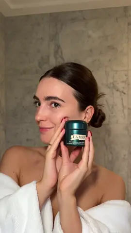 Loving @LA MER NEW Rejuvenating Night Cream! With the help of new marine retinol alternative MRA-3™, it reverses 8 critical signs of visible aging 🤍  #beauty #naturalbeauty #cleangirl #skincareroutine #nightwithlamer #LaMerPartner 