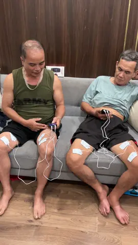 Các bác đau nhức mỏi thì mua con máy mát xa 9 chế độ 30 mức độ rung này về thì phê hết sảy . Máy sạc pin dùng liên tục 20 tiếng.  Mát xa mạnh  và êm cực kì thoải mái dễ chịu và tuỳ chỉnh độ rung linh hoạt từ 1-30 từ cực nhẹ nhàng tới cực mạnh.   Đơn giản dễ sử dụng. Bảo hành lỗi 1 đổi 1 trong 3 tháng   #maymatxa #maymassage #maymatxacamtay #maymassagecamtay #maymatxacovaigay #maymatxa9chedo #maymatxaTens 