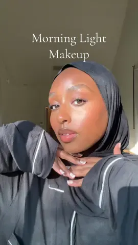 Makeup in the morning light 🍂✨ @Ami Colé x ME Happy on the lips 🍑 #naturalmakeup #grwm #morninglight #makeuplook 