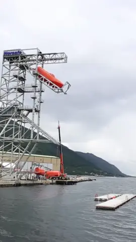 Remember the scene from the movie Captain Phillips? 😀 Freefall lifeboat launching procedure. Would you take the risk? #lifeboat #abandoning #boat #captainphillips #ship #freefall 