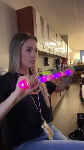 Segmenting words with light up pop tubes!  Pop tubes in my ltk 🍎  #phonics #learntowrite #learntoread #reading #writing #englishrules #teachingisfun #teachingkids #teachingideas #teacherhacks #sor #scienceofreading #homeschool #spelling #kindergarten #phonicsforkids #kindergartenteacher #english #ell #homeschool #homeschooling #curriculum  #elementaryschool #earlyeducation #teachers #learntoread #tactilelearning #learningresources #tpt #tptseller #teacherresources 