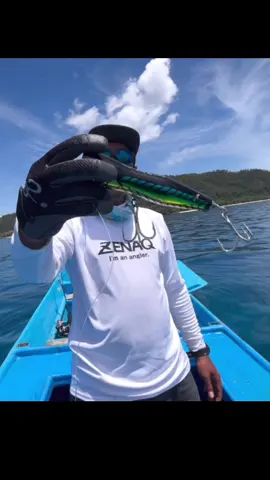 Meledaaakkk .. sensasi topwater fishing 🎣😍🤙 Rod sinpaa 83 hiramasha @ZENAQ  Popper black 100gram @fakeangler_store  #topwater #topwaterfishing #topwaterlures #fishing #zenaq #zenaqrods #sinpaa83hiramasa #gtpopping #gianttrevally #rajaampat #rajaampattrip #fishingcharters #ryoariffishing #fakeanglerstore #tiktokfishing #foryou