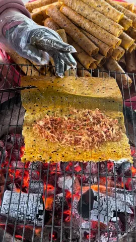 Lại nướng bánh. Bánh tráng nướng cuộn tép rang, mắm ruốc, hành phi và xí chà bông.Cái bánh nướng lửa vừa tới giòn tan hoà quyện thêm nhân đi kèm đậm đà càng ăn càng cuốn.💰1 chục gói 55k #Banhtrangnuong #Banhtrangnuongmamruoc #DacsanNinhThuan