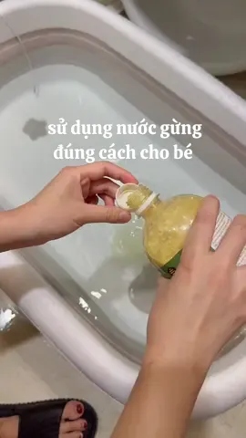Lý do vì sao ko được ngâm chân mỗi tối cho trẻ em và cách ngâm đúng m nói trong video nè. Gần đây sp này nổi quá chứ kiểu cốt gừng này m xài phải hơn 4,5 hiệu khác nhau rồi.   Trời mưa bão liên miên, miền Bắc tuần sau bắt đầu có không khí lạnh về  ;) gừng là thứ rất cần có trong nhà cho cả người già, người lớn không riêng gì trẻ em. #mevabe #mebim #mebimsua #mebimchamcon #lamme #mebauthongthai #mebau 