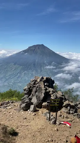 watu tatah sindoro dengan view gunung sumbing yang gagah🥹  #mentahan #mentahanvideo #bahanswmu #sw #fypシ゚viral #fypage #story #storywa #pendaki #pendakiindonesia #tektok #garung #gunungsindoro #kledung #temanggung #temanggunghits 