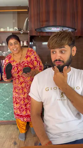 जुत्ताको प्रयोग मान्छे अनि घर अनुसार फरक फरक हुन्छ है 🤣 मेरो घरमा मलाई कुट्नको लागि प्रयोग हुन्छ अनि तपाईँहरूकोमा? #aamachora #momson #comedy #p5r3 #puru #slap #comedy #sandle #comedymom #nepalifunnyvideo 