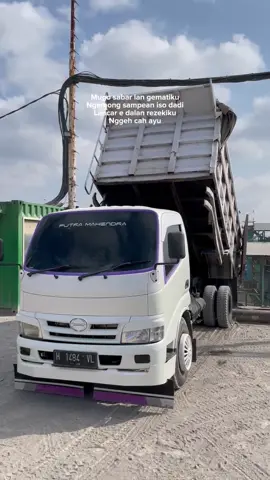 mboko sitik 😄 #putramahendra #bismillah #trukloversindonesia #trukmodifikasi #drivermuda #drivermudapunyacerita #padasbalap #trukmbois #trukmaniaindonesia #trukmaniaindonesia😍🤙 #glogor_kenong_merapi #glogor_kenong #trukpasirmerapi #trukpasirmbois 