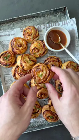 שבלולי פיצה! כמה פשוט ככה טעיםםםם הכנתי לכם מתכון קליל לשבלולי פיצה מדויקים וטעימים בטירוף! כל מה שצריך זה בצק עלים, רסק עגבניות, תבלין פיצה קידס שלי (תמצאו אותו באתר!) וגבינה צהובה. תגלגלו, תקפלו ותכניסו לתנור - וזהו! ביס מושלם, הילדים מתים על זה וגם המבוגרים מצרכים: 1 חבילת בצק עלים מצונן רסק עגבניות תבלין פיצה קידס של רון יוחננוב  גבינה צהובה מגוררת אופן ההכנה: פותחים את בצק העלים על משטח עבודה מקומח קלות. מורחים שכבה אחידה של רסק עגבניות על הבצק. מפזרים בנדיבות את תבלין הפיצה על רסק העגבניות. בעזרת גלגלת יוצרים רצועות ומפזרים גבינה צהובה מגוררת על כל הבצק. מגלגלים את הבצק לשבלולים ומניחים את השבלולים על תבנית מרופדת בנייר אפייה, כשביניהם רווחים קטנים. אופים בתנור שחומם מראש ל-180 מעלות צלזיוס כ-15-20 דקות, או עד שהשבלולים מזהיבים ופריכים. אפשר להוסיף למילוי גם זיתים, פטריות  או כל תוספת אחרת שאוהבים. אפשר למרוח את השבלולים בביצה טרופה לפני האפייה, לקבלת ברק יפה. מגישים חם וטרי מהתנור. בתאבון!