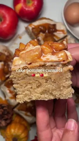 Cake pommes caramel 🍎🍂 Pâte :  3 œufs 180 g de farine 1 sachet de levure chimique 100 g de sucre  120 g de fromage blanc, crème fraîche ou yaourt  100 g de beurre ou d’huile  1 c-à-c de vanille liquide 1 cc de cannelle  Toppings : 2 pommes  1 cc de cannelle  35g de sucre blanc  Caramel :  160g de sucre  80g de beurre doux ou demi sel  20 cl de crème liquide 30% de mg  Crème chantilly mascarpone :  125g de mascarpone  20 cl de crème liquide 30% de mg  70g de sucre blanc  1 cc de cannelle  Pour le caramel faire revenir le sucre à blanc jusqu’à ce qu’il obtienne une belle couleur doré. Ajouter la crème liquide bouillante puis le beurre hors du feu. Réserver au frigo pendant 4h.  Préchauffer votre four à 180 degrés. Verser votre pâte dans un plat et enfourner pendant 25min. Couper vos pommes en petits morceaux puis faites les revenir dans une casserole avec le sucre et la cannelle. Pour la crème chantilly fouetter la crème, le mascarpone, le sucre et la cannelle. Laisser refroidir votre cake et appliquer votre crème, vos pommes et votre caramel. 