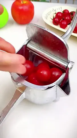 With a gentle press, you can enjoy fresh pure fruit juice at home😍#juicer #fruitjuice #fyp #foryou #tiktok  #goodthing #householdgoods #householditems #goodstuff #kitchen 