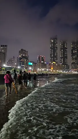 해운대해수욕장 밤바다야경 어싱하는 분들 많음