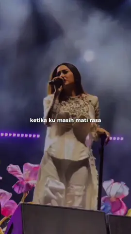 liriknya relate bgtt🥹 Ku terjebak masa lalu yang kelam tak kulihat lagi cahaya cinta 💔 @Mahalini Raharja #fyp #kisahsempurna #foryoupagee #mahalin #livemusic #pestapora #musikviral  #sialmahalini #lyrics #story #sampaimenutupmata #mahaliniraharja #ikylini #rizkyfebian #mahalini #liriklagu 