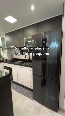 A melhor geladeira para apto pequeno 💕 O modelo dela é : Geladeira Electrolux Frost Free Inverter 490L Efficient Inverse Cor Black Inox (IB54B) E ela tem apenas 69cm de largura e um espaço interno enorme 😱 Já estamos com ela há 1 ano e 9 meses e foi uma das nossas melhores escolhas aqui para o apezinho 🫶🏾 Agora me conta , você teria essa geladeira ? . . . . . #geladeira #dicasdecasa #eletrodomesticos #cozinha #cozinhapequena #cozinhaplanejada #apepequeno 