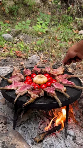 Kuzu Kaburga - Lamb Ribs Video: @chefganicaglar 👨🏽‍🍳 Malzemeler: - Kuzu kaburga - Sarımsak - Çeri domates - Soğan - Patlıcan - Kapya biber  - Yeşil biber - Tereyağı - Kimyon - Karabiber - Kekik - Tuz Materials:  - Lamb ribs  - Garlic  - Cherry tomatoes  - Onion  - Aubergine  - Capia pepper  - Green pepper  - Butter  - Cumin  - Black pepper  - Oregano  - Salt #chef #cheflife #asmr #steak #lamb #adventure #kebab #chefganicaglar #food #new #world 