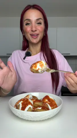Yagli Manti 😋 Zutaten für den Teig:  350gr Mehl, 160-180ml Wasser, 1 Ei, 1TL Salz, 1TL Zucker und 1TL Trockenhefe. Zutaten für die Füllung: 200gr Hackfleisch, 1 Zwiebel, Salz, Pfeffer und Chili. #foodtiktok #Foodie #fy #viral #EasyRecipe #TiktokFood #manti #simplerecipe #rezept #lecker #yummy 