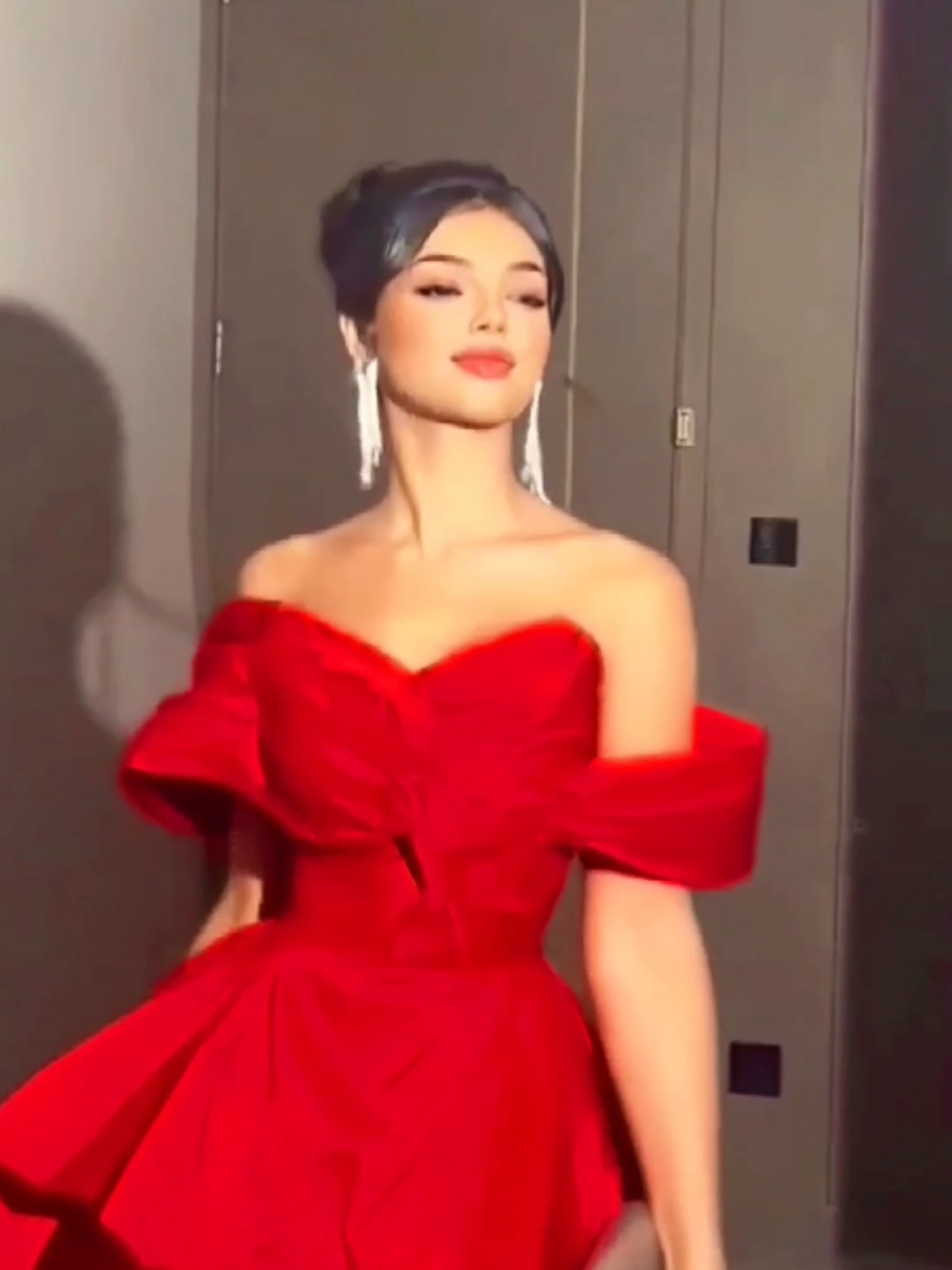 Feleğin çemberinden geçmiş insanlarla oyun oynamaya kalkışmayın oyuncak olursunuz..! #melekbella_1 #fypa #dressing #viraltik #amazingvideo #elbisemodelleri #kirmizi #elbise #beautygirl #fypag #4yu #cutes #sexydress #wonderful #havalı #güzel #güzellik #keşfetbenitiktok #öneal 