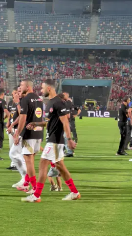 احتفال عم حارث مع لاعبي الاهلي 