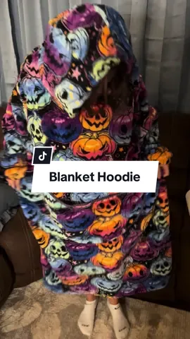 So warm #sweaterweather #viralproducts #fallfashion #blankethoodie 