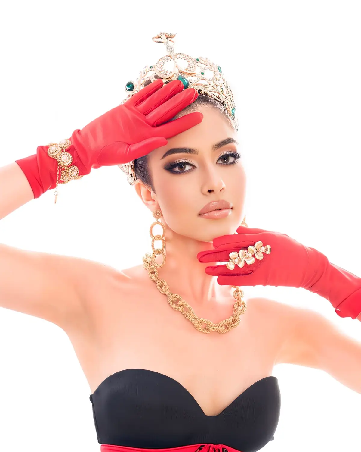 Reina de mi mundo👑✨🇭🇳 📸Photography: @lorenaafotografiaa  💄Makeup and Hair: @jomacru  🎬Creative Direction: @David Sequeiros  🇭🇳/🇪🇸 BCN  @venus_espana  💫Jewelry: @aguaselva.joyeria  ✨Jewelry: @marluz.hn  @missgrandinternational @nawat.tv @teresa.mgi  #MGI #MissGrandHonduras #MissGrandInternational 