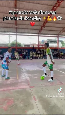 Totorial de una de las mejores pisadas de @K'endry Banqz idolo🔥⚡️⚽️#micrero #futsal #micro #1vs1 #caño #lentejas #pegaditaalpie⚽️ #tutorial #panna #fyp #tunel #kendry #parati 