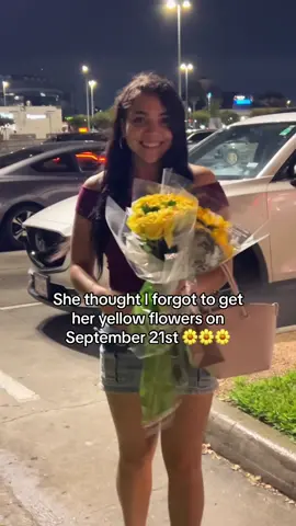 Out of work late and still got it on time 🌼 #latina  #september21  #yellowflowers #fyp #internationalcouple #jesuslovesyou 