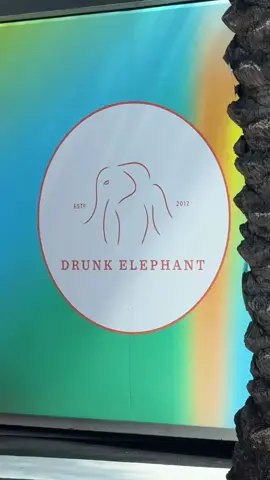 it was so cute and I really love everything #drunkelephant #drunkelephantskincare #drunkelephant🐘💗 #drunkelephantpopup #skincaresmoothie 