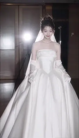 Vẻ đẹp thuần khiết đến nao lòng trong khoảnh khắc cô dâu xuất hiện xinh đẹp với chiếc váy cưới thướt tha🥀 ——————————————— 𝐁𝐫𝐢𝐝𝐚𝐥 - Váy đẹp giá mềm cho cô dâu ngày trọng đại ✨ 🎀: Bán / thuê / thiết kế váy cưới/ áo dài cao cấp 🎀: May theo số đo - thiết kế riêng 🎀: Quy trình hỗ trợ / ưu đãi riêng biệt dành cho khách hàng online - 📞 Phone: 0978.232.431 - ⏱ Open : 10h00-19h00 - Tiktok: https://www.tiktok.com/@darla_dear.darling - Facebook: https://www.facebook.com/profile.php?id=100083701565903 #CapCut #vaycuoi #vaycuoidep #xuhuong2024 #váycướithiếtkế #vaycuoicaocap #weddingdress #xuhuong #fyp #vayxinh #váy #váythiếtkế #beautiful #vayren