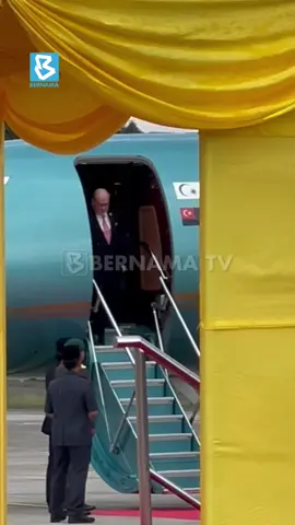 Yang di-Pertuan Agong Sultan Ibrahim selamat kembali ke tanah air selepas mengadakan Lawatan Negara ke China selama empat hari.   Pesawat khas yang membawa Seri Paduka selamat mendarat di Pangkalan Udara Tentera Udara Diraja Malaysia (TUDM) Subang pada 2.55 petang dengan ketibaan Seri Paduka disambut Yang Dipertua Dewan Rakyat Tan Sri Johari Abdul. Turut berada di Pangkalan TUDM adalah Menteri Komunikasi Fahmi Fadzil, Ketua Setiausaha Negara Tan Sri Shamsul Azri Abu Bakar dan Timbalan Yang Dipertua Dewan Rakyat Senator Datuk Nur Jazlan Mohamed. 📹 : Zanariah Nor Zin  #sultanibrahim #agong #tudm #china