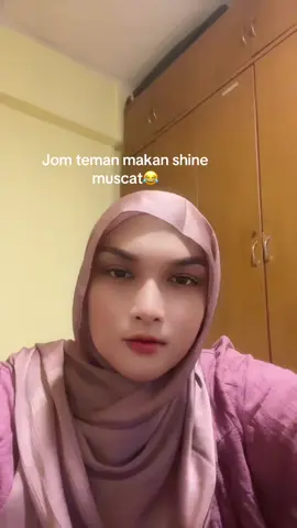 Jom teman i makan buah pulak.. Minggu lepas mak mertua kesayangan i ckp,ida..klu tak jaga badan..makin besar ni.. So bermula saat ini saya diet..sekian😂😂😂😂😂 #shine #muscat #shinemuscat #anggur #makananviral #check #terjebak #jomjalan #offday #viral #viraltiktok 