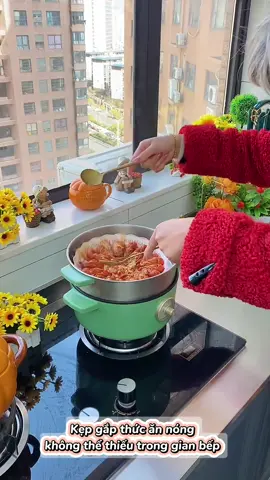 Kẹp Gắp Đĩa Thức Ăn Nóng - Giải Pháp An Toàn, Tiện Lợi Cho Mọi Gia Đình! Chị em có gặp khó khăn khi di chuyển những đĩa thức ăn nóng từ nồi, lò nướng hay lò vi sóng? Kẹp gắp đĩa thức ăn nóng của sẽ giúp mn gắp và di chuyển đĩa, nồi nóng một cách an toàn và dễ dàng hơn nha.  - Chất liệu cao cấp: Được làm từ inox không gỉ, chịu nhiệt cao, đảm bảo độ bền và an toàn cho sức khỏe. - Thiết kế thông minh: Tay cầm bọc nhựa chống trượt, đảm bảo cầm chắc tay, không lo trơn trượt. - Cơ chế kẹp chắc chắn: Giúp kẹp chặt đĩa, bát mà không lo bị tuột, giữ an toàn cho bạn khi sử dụng. - Dễ sử dụng: Chỉ cần một thao tác kẹp đơn giản là đã có thể gắp đĩa, bát nóng một cách dễ dàng mà không lo bị bỏng. - Phù hợp với nhiều loại nồi, bát, đĩa khác nhau, kẹp gắp đĩa thức ăn nóng là dụng cụ không thể thiếu trong gian bếp của chị em ạ. #giadung #giadungtienich #giadungthongminh #đồgiadụng #kepgapdonong #kepgapthucannong 